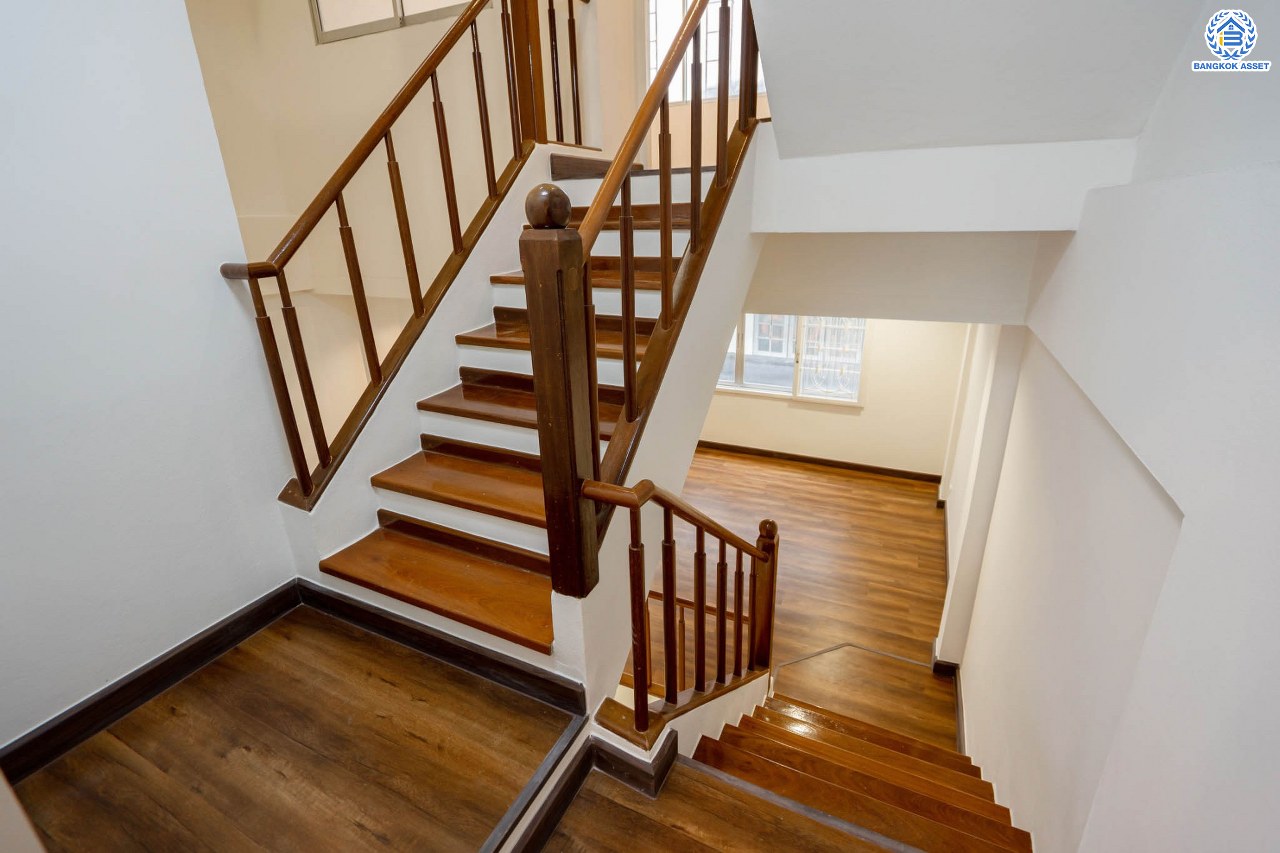 บ้านมือสองตกแต่งใหม่ ม.ไชน่าทาวน์ รามอินทรา เนื้อที่ 21 ตร.ว. ฟังก์ชัน 3 ห้องนอน 3 ห้องน้ำ จอดรถได้ 1 คัน สภาพแวดล้อมเยี่ยม เชื่อมต่อ ถ.ลาดปลาเค้า, ถ.เกษตร-นวมินทร์, ถ.รามอินทรา รถไฟฟ้าสายสีเขียว "สถานีเสนานิคม" และทางด่วน "ฉลองรัช"